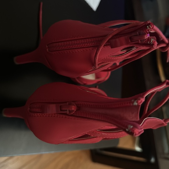 These are perfect for the summer and very sexy with zip up in the back. Size 10 - Picture 3 of 6